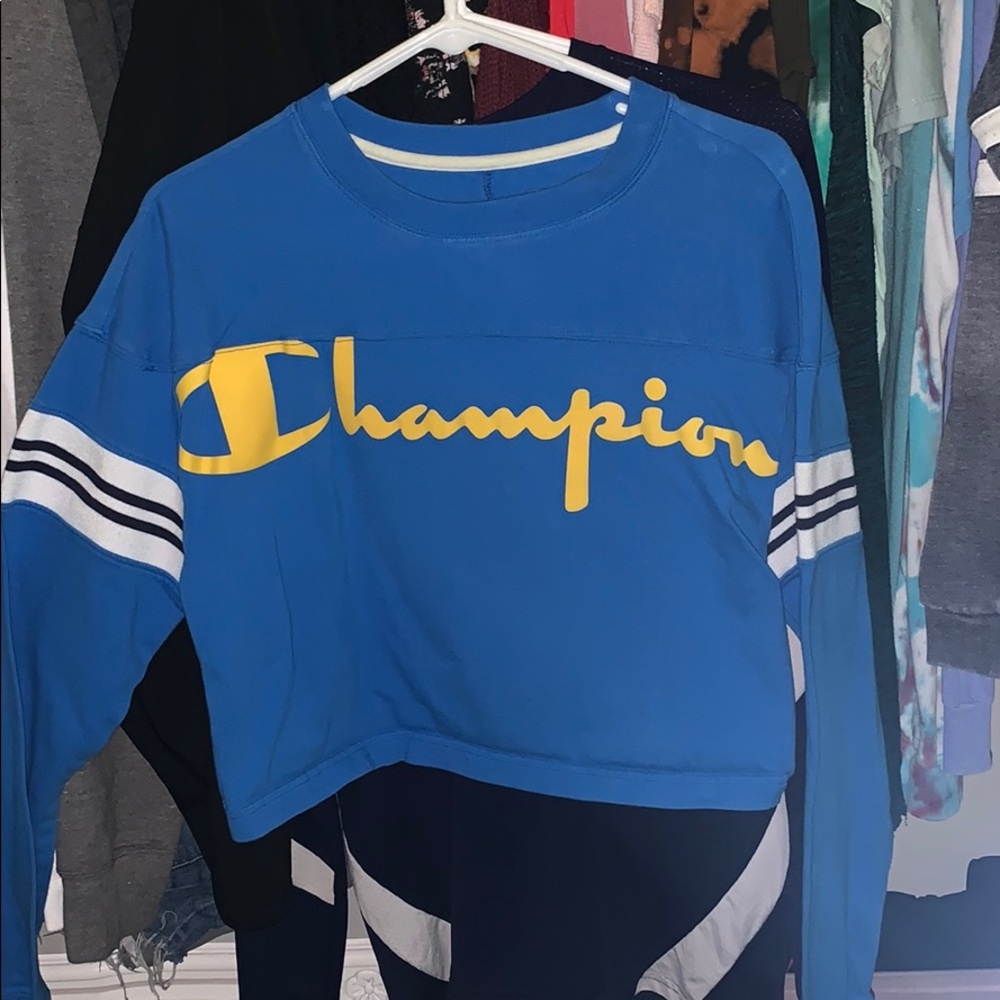Small champion long sleeve crop top:)